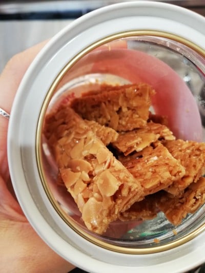 Flourless Almond crunch sweet & salty ราคา 135 บาท