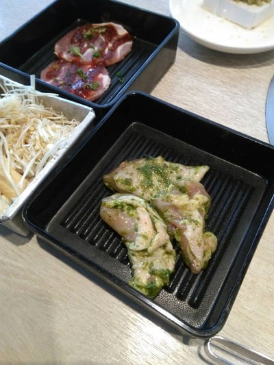 ไก่หมักซอสโหระพา