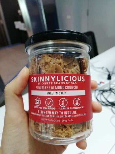 Flourless Almond crunch sweet & salty ราคา 135 บาท