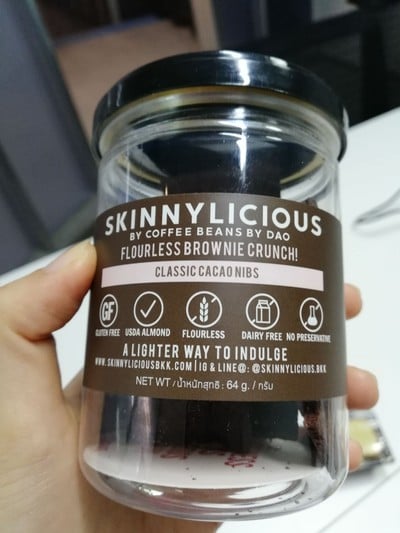 Flourless brownies crunch cacao nibs ราคา 135 บาท
