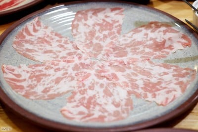 เนื้อหนอก