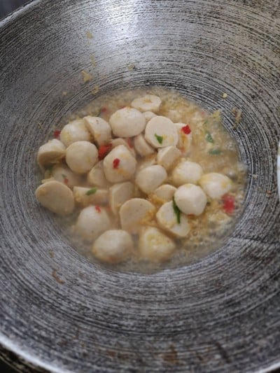 วิธีทำ กะเพราลูกชิ้นปลา วิธีทำ กะเพราลูกชิ้นปลา