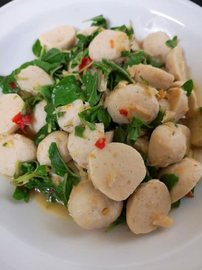 วิธีทำ กะเพราลูกชิ้นปลา วิธีทำ กะเพราลูกชิ้นปลา