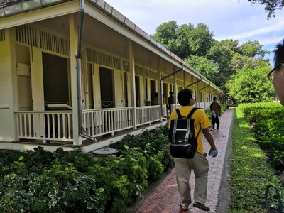 ซ้ายมือเป็นที่พักของข้าราชบริพาร