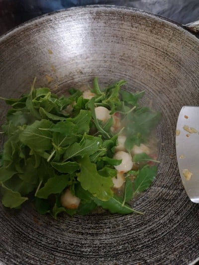 วิธีทำ กะเพราลูกชิ้นปลา วิธีทำ กะเพราลูกชิ้นปลา