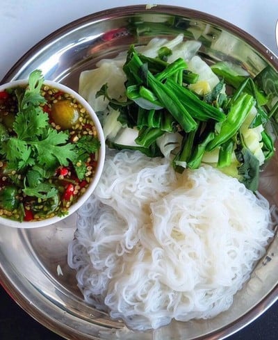 ข้าวปุ้นฮ้อนเส้นบีบสดน้ำจิ้มแจ่วเมืองเลย100%