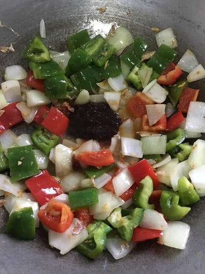 วิธีทำ “ผัดพริกเผาไก่กรอบ"