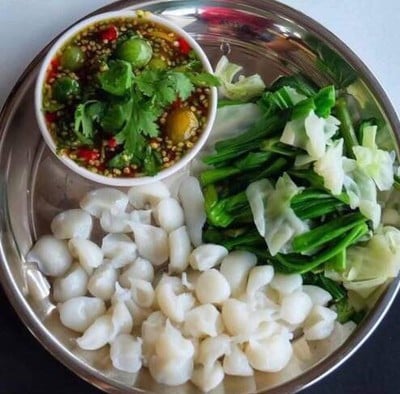 ข้าวปุ้นฮ้อนบีบสดหัวไก่โอกน้ำแจ่วเมืองเลย