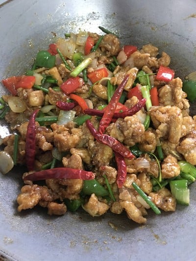 วิธีทำ “ผัดพริกเผาไก่กรอบ"