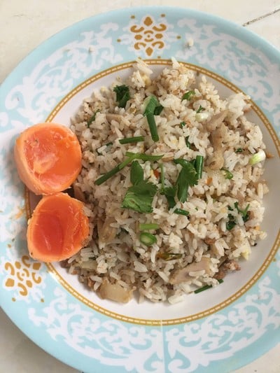ข้าวผัดน้ำพริกมะขามทานคู่กับไข่ครอบ