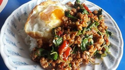 กระเพราหมูสับ + ไข่ดาว