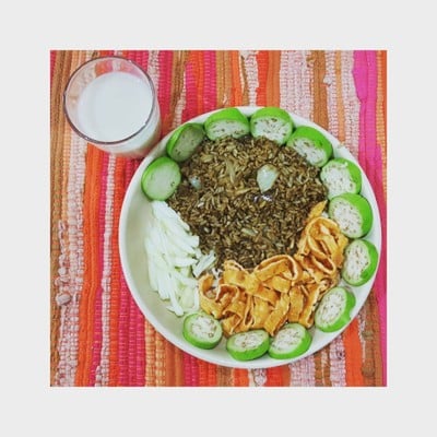 ข้าวผัดแกงไตปลางาขี้ม้อนนานาผัก