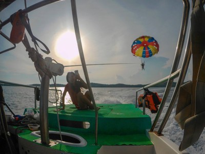 พาราเซลลิ่ง (Parasailing) เกาะเสม็ด