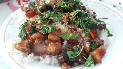 กระเพราหมูกรอบ