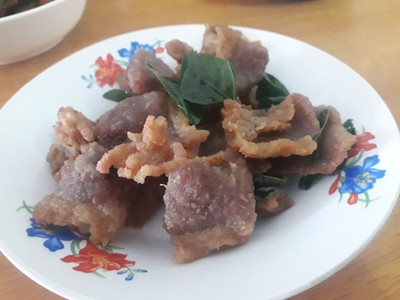 วิธีทำ สามชั้นสไลด์ทอดใบมะกรูด วิธีทำ สามชั้นสไลด์ทอดใบมะกรูด