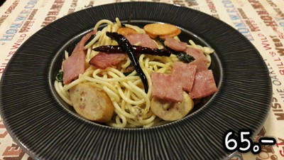 สปาเก็ตคี้ไส้กรอกเบคอน ผัดพริกแห้ง