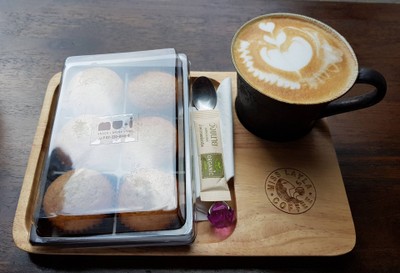 Cappuccino & Mini Banana Muffin