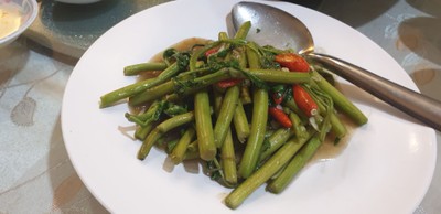 ผัดผักกระเฉด