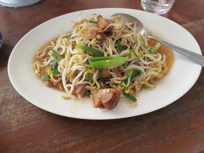 ผัดถั่วงอกหมูกรอบ