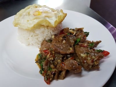 กระเพราเนื้อราดข้าวไข่ดาว