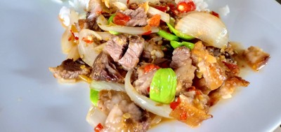 หมูกรอบผัดกะปิสะตอ