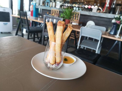 กุ้งโรล E.A.T. กับซอสส้ม