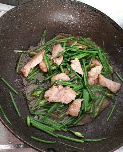 วิธีทำ หมูผัดดอกกุ่ยฉ่าย