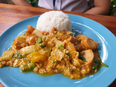 ผัดผงกะหรี่ไส้กรอก