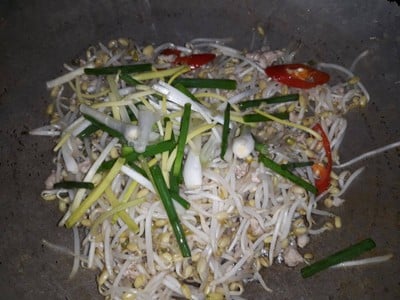 วิธีทำ ผัดถั่วงอกหมูสับ วิธีทำ ผัดถั่วงอกหมูสับ