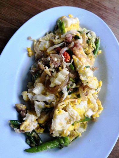 แหนมผัดไข่