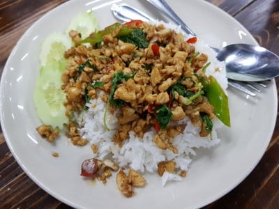 ข้าวราดกระเพาไก่ 50 บาท