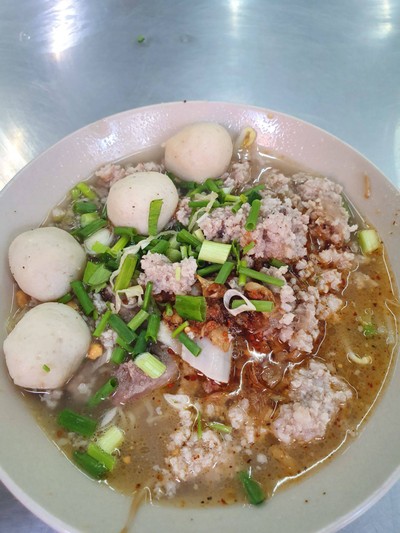 เมนูของร้าน รุ่งเรือง (ตั๋ง) ก๋วยเตี๋ยวหมู สุขุมวิท26 เจ้าเก่า ร้านหัวมุมนะจ๊ะ