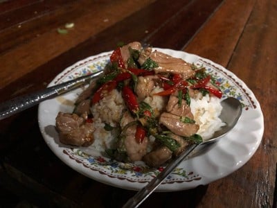 วิธีทำ โหระพาผัดพริกหมู