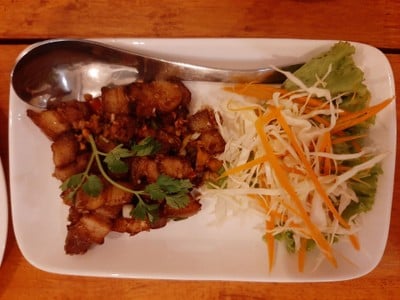 สามชั้นคั่วเกลือ