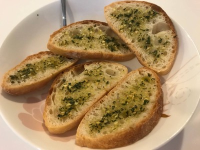 วิธีทำ Toasted bread with Basil Olive Oil