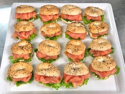 วิธีทำ Smoke Salmon Cream Cheese Bagel วิธีทำ Smoke Salmon Cream Cheese Bagel