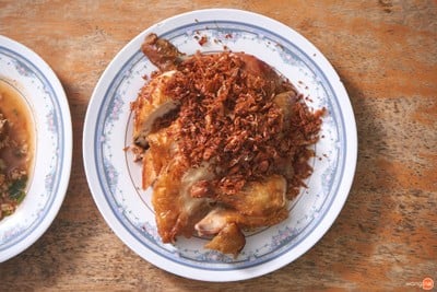 ไก่ทอดเจ๊กี ส้มตำโปโล ลุมพินี