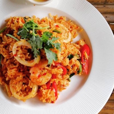 รสชาติคล้ายข้าวผัดน้ำพริกเผา​ แต่มีเครื่องต้มยำ​ติดหวานนิดๆ