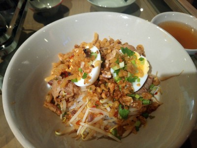 ข้าวเกาเหลาแห้งหมูคุโรบุตะกากหมูคั่วพริกเกลือ