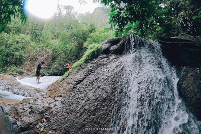 เดินป่าหน้าร้อน แล้วไปนอนแช่น้ำที่ “น้ำตกผาแตก” จ.กาญจนบุรี