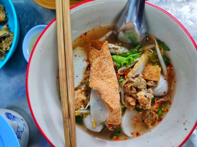 เมนูของร้าน ก๋วยเตี๋ยวลูกชิ้นปลากฤษณา สวนรื่น