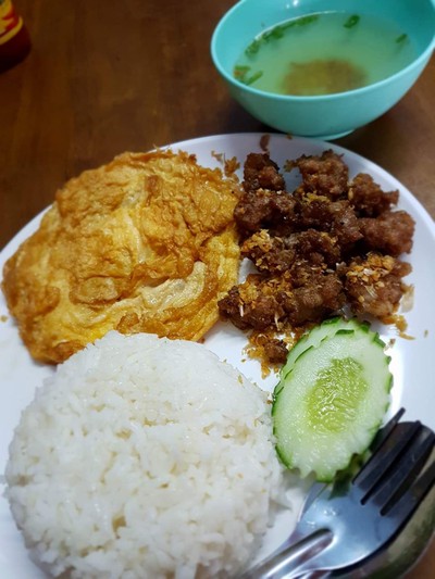 ข้าวหมูทอดไข่เจียว