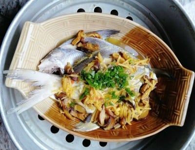 ปลาจาระเม็ดนึ่งราดซอส