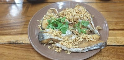 ปลาน้ำเงินทอดกระเทียม