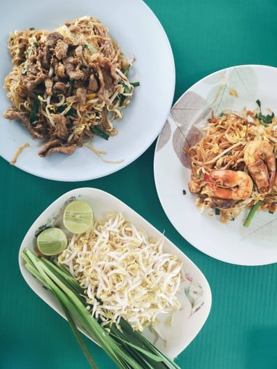เมนูของร้าน ยายรวมกะตาช่วยผัดหมี่โคราช