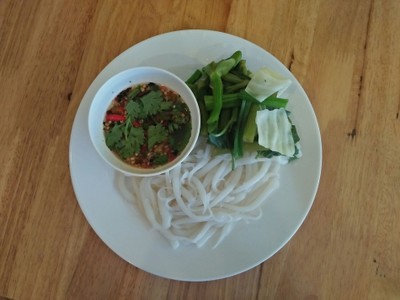 ข้าวปุ้นฮ้อนด้องแด้งบีบสดน้ำแจ่ว