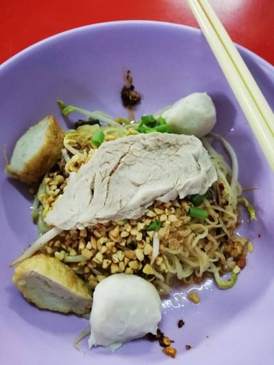 บะหมี่ต้มยำแห้งลูกชิ้นปลา ราคา 45 บาท