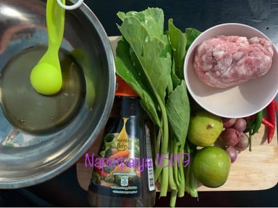 วิธีทำ ยำคะน้าหมูสับ วิธีทำ ยำคะน้าหมูสับ