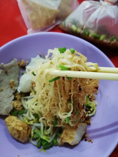 บะหมี่ต้มยำแห้งลูกชิ้นปลา ราคา 45 บาท