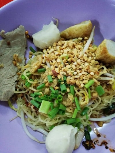 บะหมี่ต้มยำแห้งลูกชิ้นปลา ราคา 45 บาท